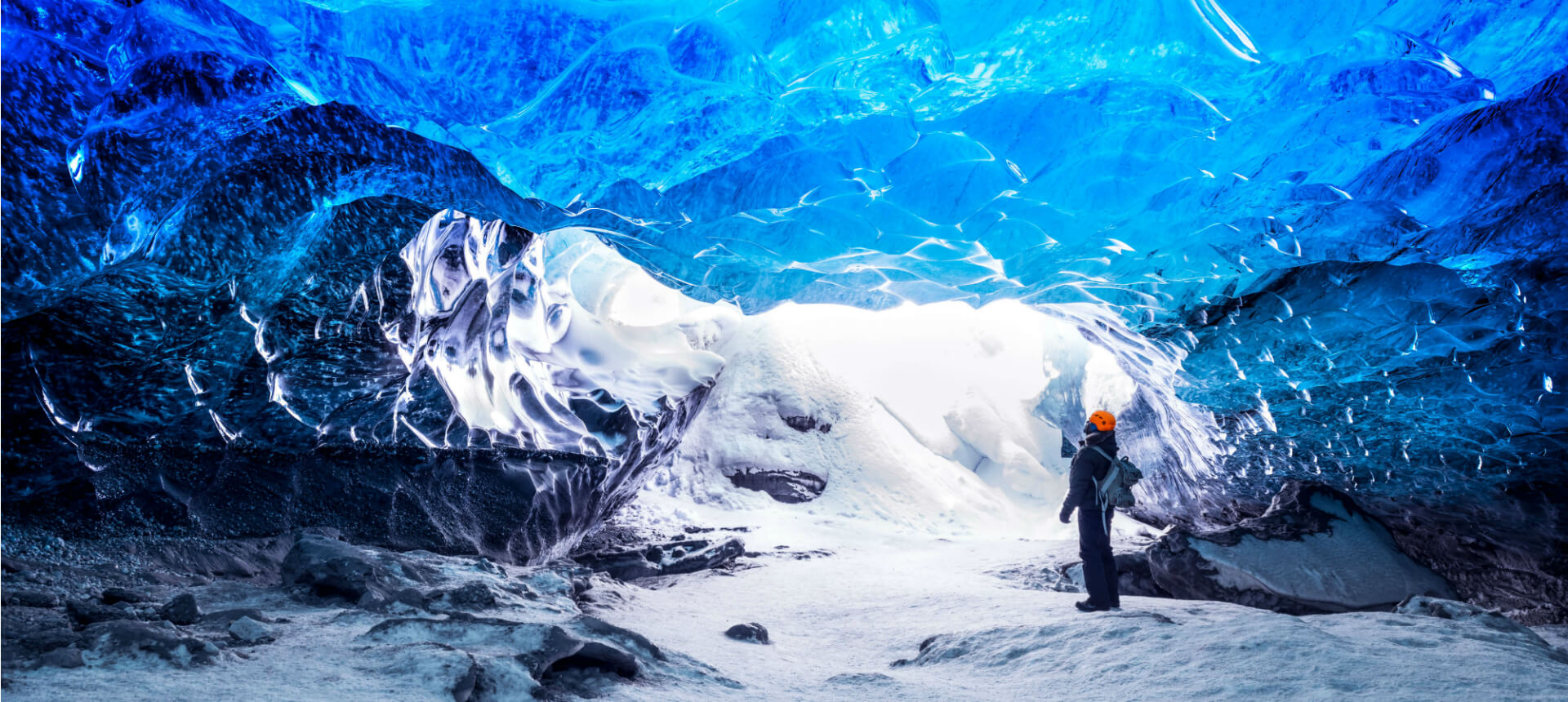 blaue Eishöhle mit Forscher